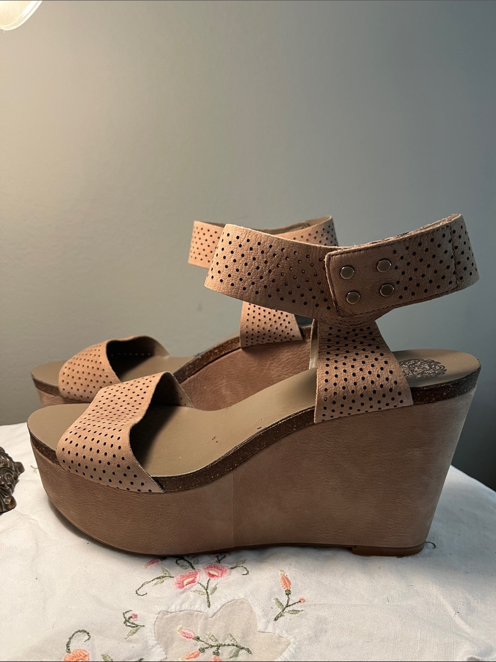 NEW ish Vince Camuto Taupe Perforated Strappy  Suede Wedge Sandals Size 9.5